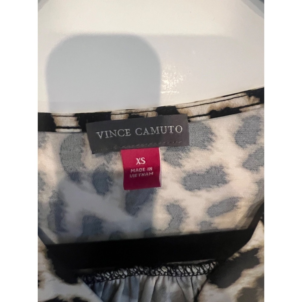 Vince Camuto Brown Black Leopard Animal Print V-neck Blouse Size XS - Picture 4 of 5